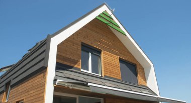 Enerji tasarruflu ev, güneş paneli, güneşlikler, güneş koruması.