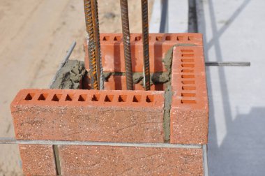 Tuğla çit için takviyeli tuğla destekli bir sütun inşa ediyorum..