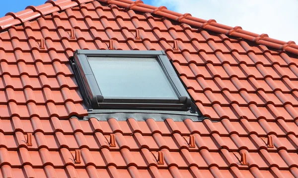 陶板タイルの天窓の上のクローズアップ 粘土瓦の赤い屋根 — ストック写真