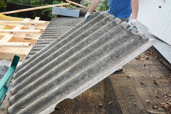 Contratista Construcción Guantes Protección Está Renovando Techo Mediante Eliminación Azulejos —  Fotos de Stock