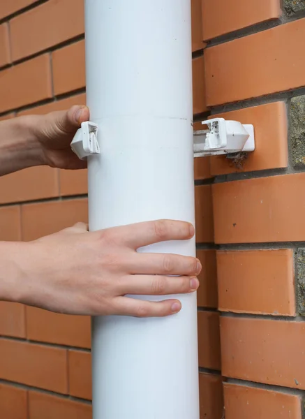 Dakgoot Installatie Door Het Aanbrengen Van Ronde Tuit Een Beugel — Stockfoto