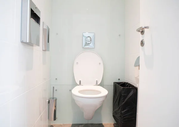 Weißwasser Toilette Restaurant Badezimmer Kleiner Toilettenraum Mit Wandmontage Wandhängende Keramik — Stockfoto