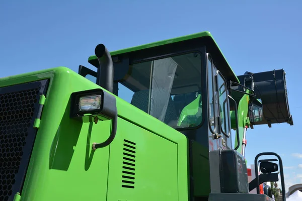 Nova Cabine Bulldozer Verde Com Estaca Tubo Escape Compartimento Motor — Fotografia de Stock