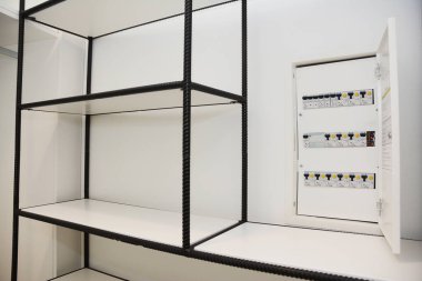 KYIV, UKRAINE - 23 Nisan 2020: beyaz dolaba gizlenmiş. Duvara yerleştirilmiş güvenli elektrik düğmesi kutusu.