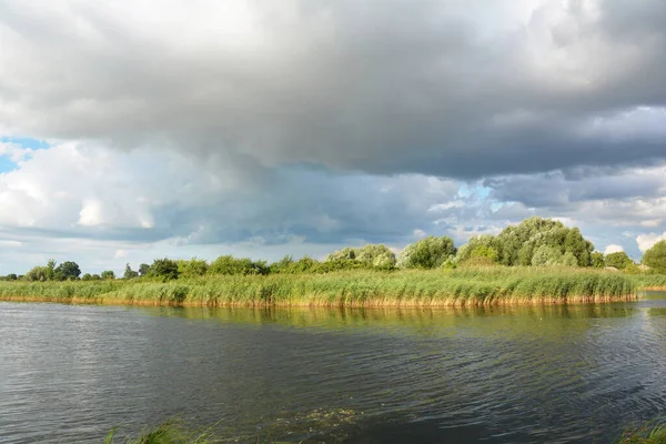 Impresionante Paisaje Fluvial Con Una Orilla Soleada Del Río Orilla — Foto de Stock