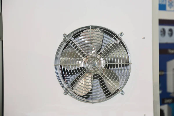 Close Uma Unidade Externa Limpa Condensador Condicionado Com Compressor Ventilador — Fotografia de Stock