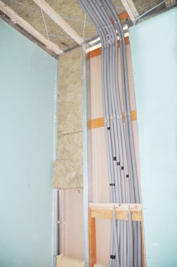 Enerji tasarruflu ev yenileme: duvarların arkasına cam yünlü yalıtım malzemesi ve duvarın içine gizlenmiş köpük kollu yalıtımlı sıcak su boruları..