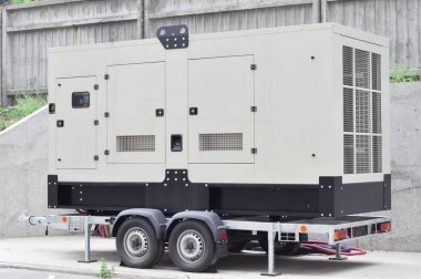 Endüstriyel jeneratör gücü. Karavan tekerleklerindeki mobil dizel yedek jeneratör. Acil durumlar için yedek güç kaynağı jeneratörü. 