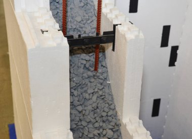 İzole edilmiş beton formlara yakın plan ICF, izolasyon polistiren köpük malzemesinin iki katmanı arasına sıkıştırılmış beton duvarlar konut ve endüstriyel yapılar için.
