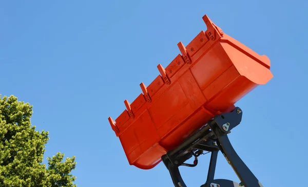 Graafmachine Emmer Laadbak Trekker Gehesen Lucht Door Graafmachine Tegen Blauwe — Stockfoto