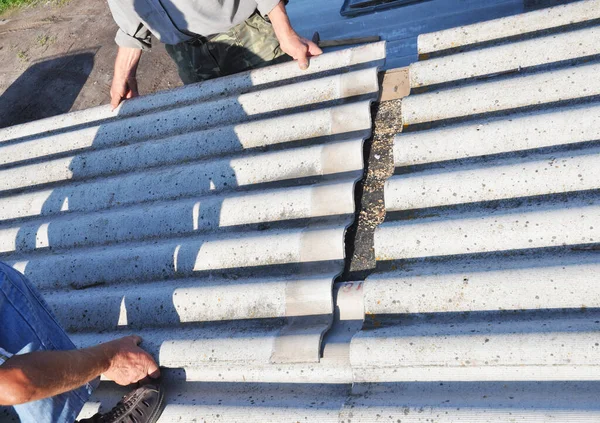 Contratistas Edificios Están Eliminando Peligrosos Azulejos Techo Cemento Amianto Corrugado —  Fotos de Stock