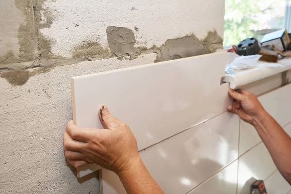 Contratista Del Edificio Está Instalando Rectángulo Blanco Grandes Baldosas Cerámica — Foto de Stock