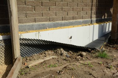Dış kaynak su yalıtımı arızaları, hatalar ve sorunlar: ev inşaatının beton temel duvarındaki su geçirmez zarın yetersiz uygulanması. 