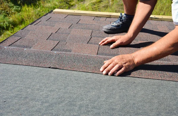 Een Aannemer Installeert Dimensionale Asfalt Dakspanen Onderlaag Van Woningbouw Het — Stockfoto