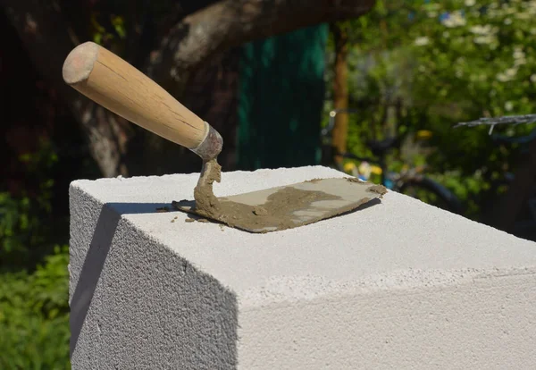 자력으로 콘크리트 벽돌공의 도구인 가까이 — 스톡 사진
