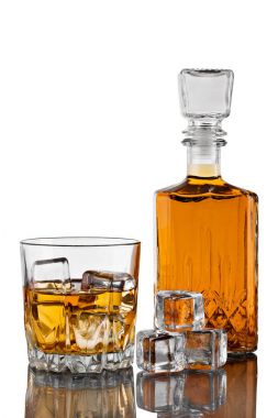 Sürahi, bir bardak viski buz üzerinde beyaz bir arka plan ile