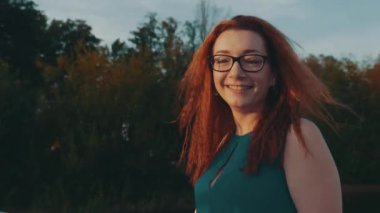 Kızıl saçlı Kız bardaklarda Motorlu tekne üzerinde. Yaz gecesi. Eğlence. Gülümseme