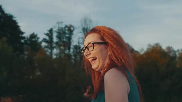 Vörös hajú lány a szemüveg a motorcsónak. Szép nyári estén. Nevetve — Stock videók