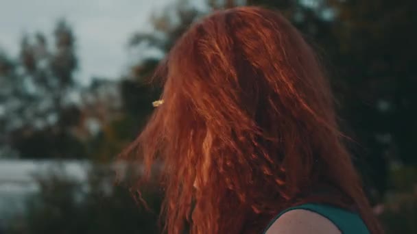 Menina de cabelo vermelho em óculos no barco a motor. Linda noite de verão. Pôr do sol. Sorria. — Vídeo de Stock