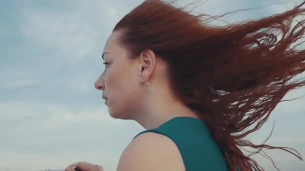 Κόκκινα μαλλιά κορίτσι με φόρεμα σε μηχανοκίνητο σκάφος ψάχνουν στον ορίζοντα. Όμορφο καλοκαιρινό ηλιοβασίλεμα — Αρχείο Βίντεο