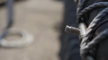 Metal kapak siyah çit üzerinde su sprey. Yaz güneşli gün. Boru