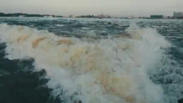 Razende water uit motor boot op de rivier. Zomeravond. Natuur. Golven. Landschap. — Stockvideo