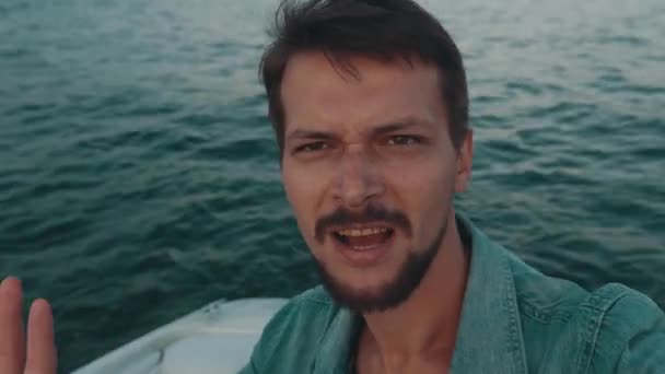 Hombre posando en lancha motora. Noche de verano. Entretenimiento. Agua. Naturaleza . — Vídeo de stock