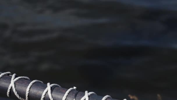 Ψεκασμού νερού από την βαλβίδα σιδήρου μαύρο φράχτη στην ακτή. Ηλιόλουστη μέρα του καλοκαιριού. Σωλήνα — Αρχείο Βίντεο