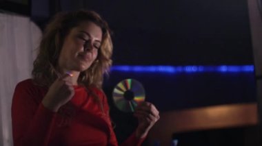 Kırmızı elbise dalga disk yüzüne pikap gece kulübünde DJ kız. Müzik. Şarkı.
