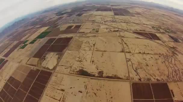 Paracaidista en paracaídas en el cielo sobre las arenas de Arizona. Deporte extremo. Adrenalina . — Vídeo de stock