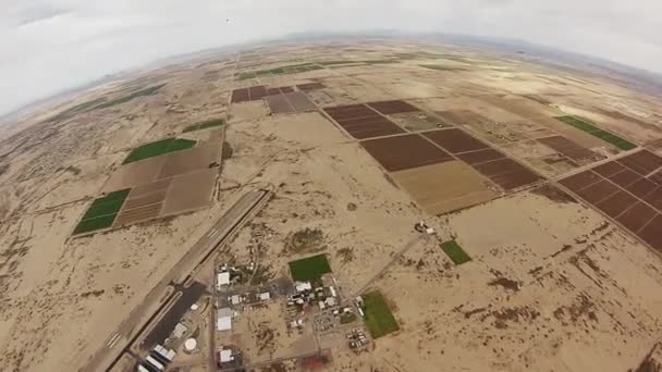 スカイダイバーは、アリゾナ州の砂の上空でパラシュートします。極端な活動です。アドレナリン — ストック動画