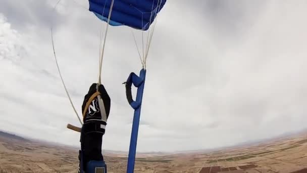 Fallschirmspringer im Himmel über dem Sand von Arizona. Extremsport. Flug. — Stockvideo