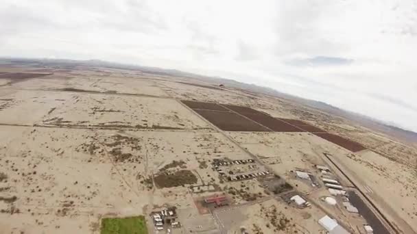 Fallschirmspringer im Himmel über dem Sand von Arizona. Extremsport. Höhe. — Stockvideo