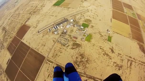 スカイダイバーは、アリゾナ州の砂の上の空にパラシュートします。極端なスポーツ。アドレナリン. — ストック動画