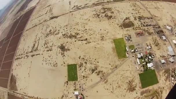 Fallschirmspringer im Himmel über dem Sand von Arizona. Extrem. Adrenalin. Sport — Stockvideo