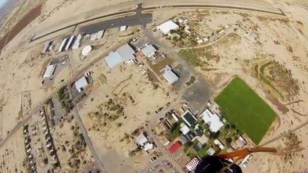 Skydiver Arizona kumları üzerinde gökyüzünde paraşütle atlama. Aşırı spor. Hız. — Stok video