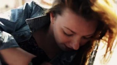 Mutlu genç kız sway hamak beach gülümseme üzerinde kamera. Yaz. Kiraz yemek