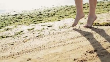Mutlu genç kız Sahilde yürüyüş. Dans. Güneşli bir gün. Kaygısız. Deniz. Yaz