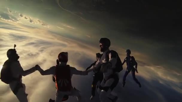 RAVENNA, ITALIA - 2 GIUGNO 2014: Molti paracadutisti fanno figura nel cielo serale nuvoloso. Estrema. Si tiene per mano. Tramonto — Video Stock