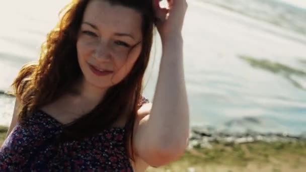 Chica joven feliz en la playa agitar el pelo en la cámara. Mar. Día soleado de verano. Sonríe — Vídeo de stock