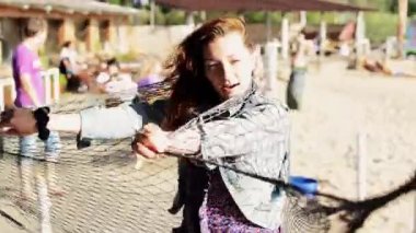 Mutlu genç hamak Beach, bir gülücük ver kamera. Güneşli bir gün. Tatil.