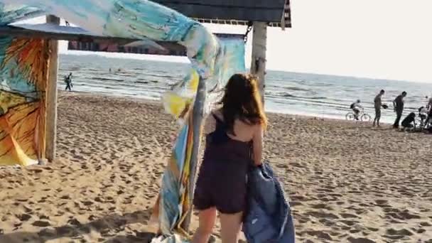 Mutlu genç kız kemer plajında. Kamera gülümse. Çıkarttığımızdan belli olur. Yaz günü. — Stok video
