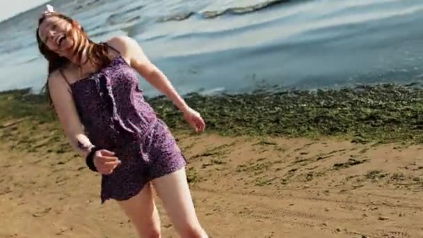 Jovencita feliz corriendo en la playa. Sonríe en cámara. Mar. Día soleado de verano . — Vídeo de stock