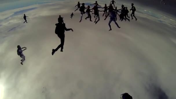 RAVENNA, ITALIA - 2 GIUGNO 2014: Molti paracadutisti si formano in cielo nuvoloso. Sport estremi. Si tiene per mano. Velocità — Video Stock