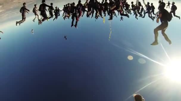 Ravenna, İtalya - 2 Haziran 2014: Birçok skydivers bulutlu akşam gökyüzünde büyük şekil yapmak. Aşırı. Tutan eller. — Stok video