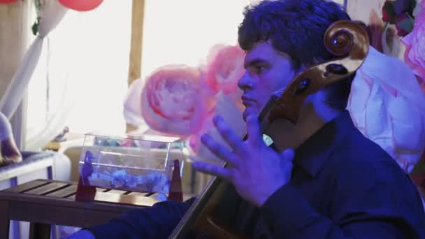 Muzikant spelen op contrabas op viering evenement. Concert. Leven. Decoratie — Stockvideo