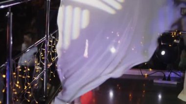 İki go go girls in beyaz bikinili kızlar gece kulübünde standda dans ediyor. Yüksek topuklu. Seksi