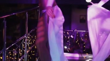 İki gece kulübünde standında beyaz bikini seksi dans kızlar gidin. Yüksek topuklu.