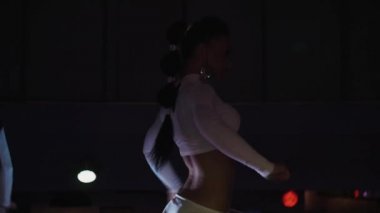 İki go go girls in beyaz bikinili kızlar gece kulübünde standda dans ediyor. Yüksek topuklu. Parti