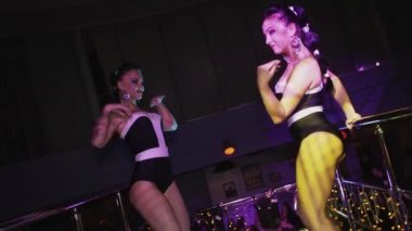 İki gece kulübünde standında siyah bikini takım elbiseseksi dans kızlar gidin. Gan -imet.